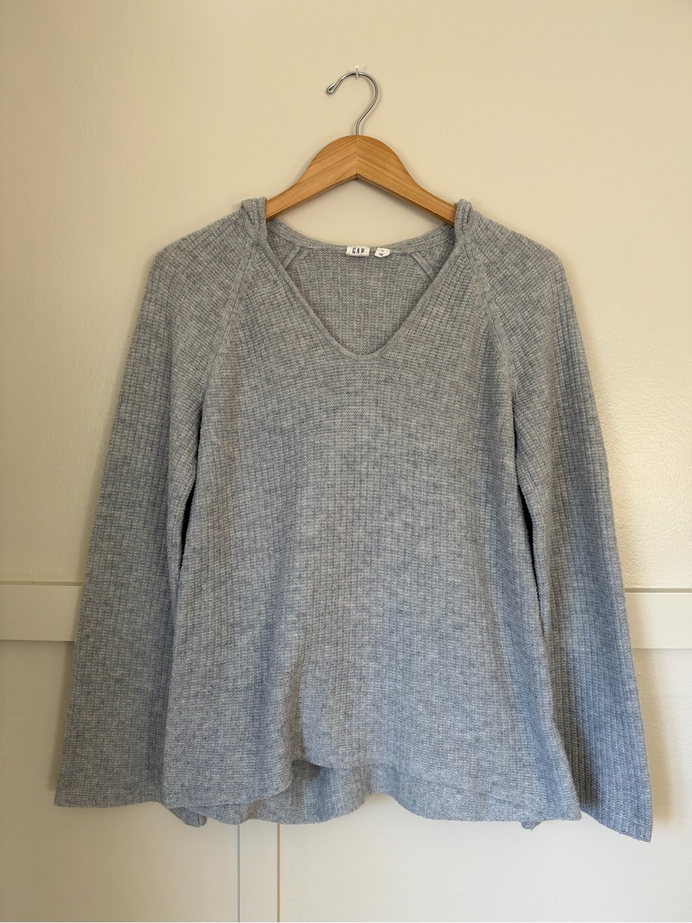Gap Grey Ribbed V-Neck Knit Sweater Top / Pullover Slight Flared Sleeve Casual